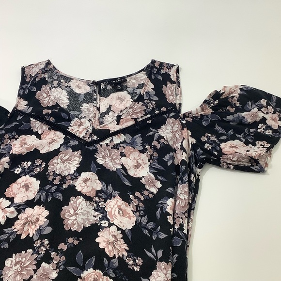 torrid 00 floral cold shoulder v neck blouse size M/L or 10 EUC - Picture 10 of 14